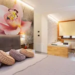 Couette-café Golden House & 4*