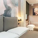 Golden House & Bed & Breakfast 4*