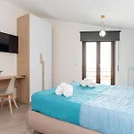Golden House & 4*