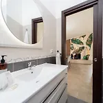Bed & Breakfast Golden House & 4*