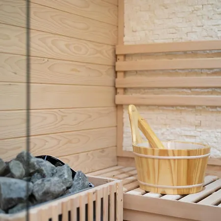 B&B Golden House & 4*