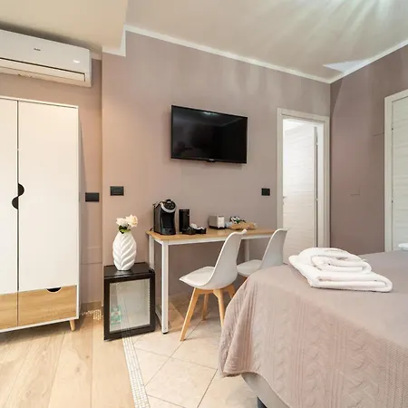 B&B Golden House & 4*