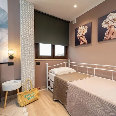 B&B Golden House & 4*