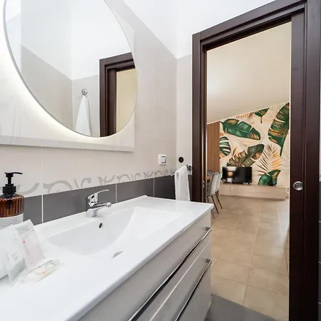 B&B Golden House & 4*