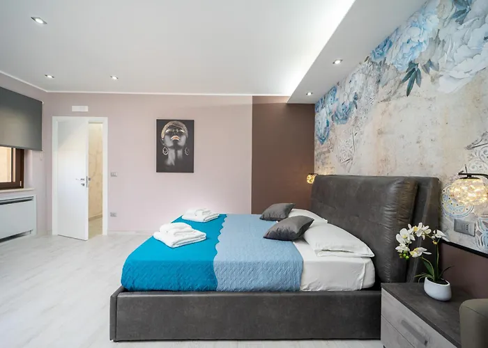 לינה וארוחת בוקר Golden House & Rose