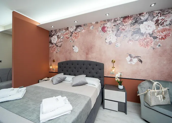 לינה וארוחת בוקר Golden House &