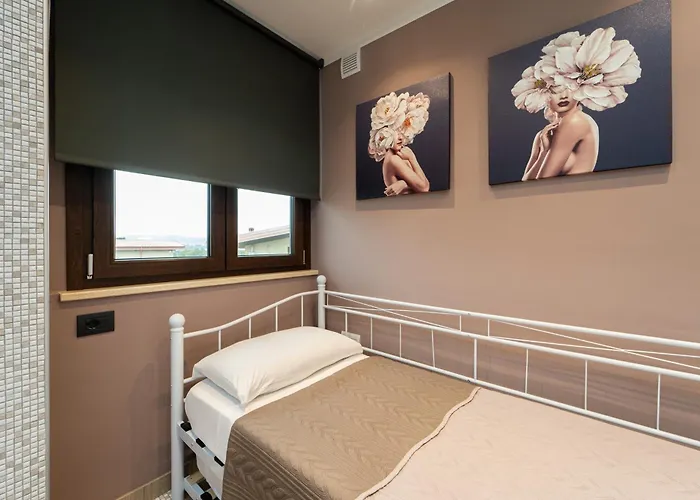 לינה וארוחת בוקר Golden House & 4*