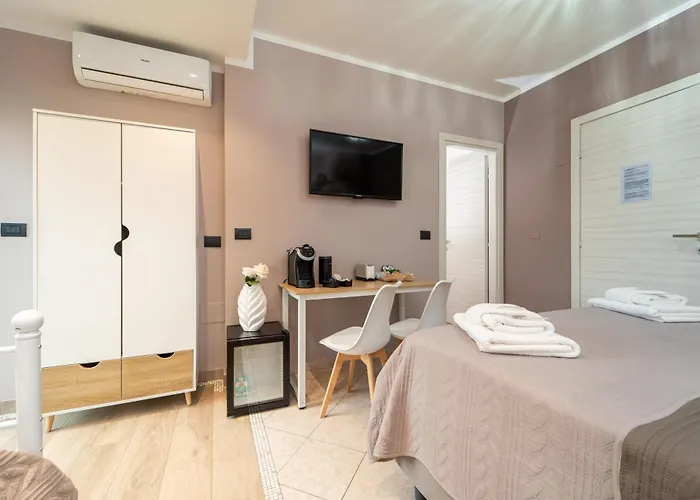 לינה וארוחת בוקר Golden House & 4*