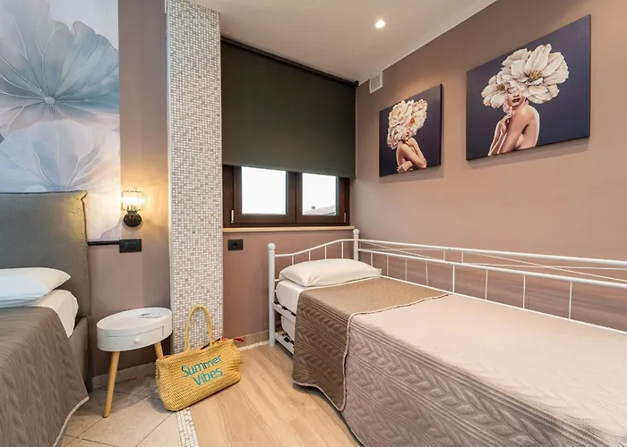 לינה וארוחת בוקר Golden House & 4*