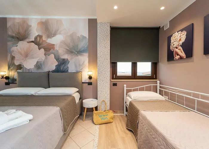 לינה וארוחת בוקר Golden House & Rose