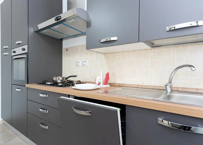 לינה וארוחת בוקר Golden House & Rose