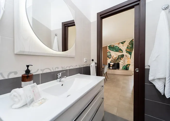 לינה וארוחת בוקר Golden House & 4*